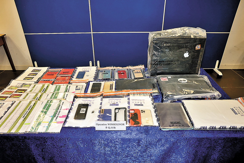 ◆警方展示行動檢獲電腦、手提電話、銀行卡及銀行文件等證物。 香港文匯報記者 攝