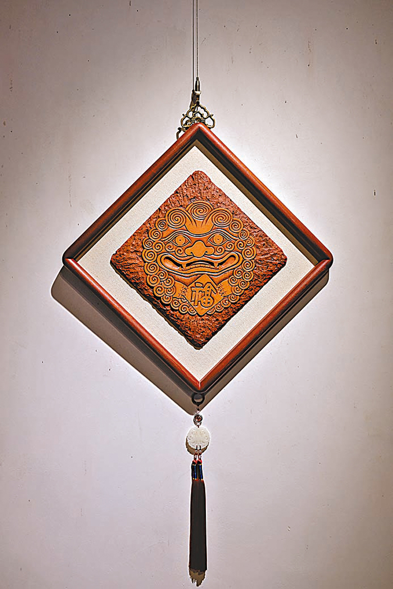 ◆紅磚雕刻製作的掛飾，富有吉祥寓意。