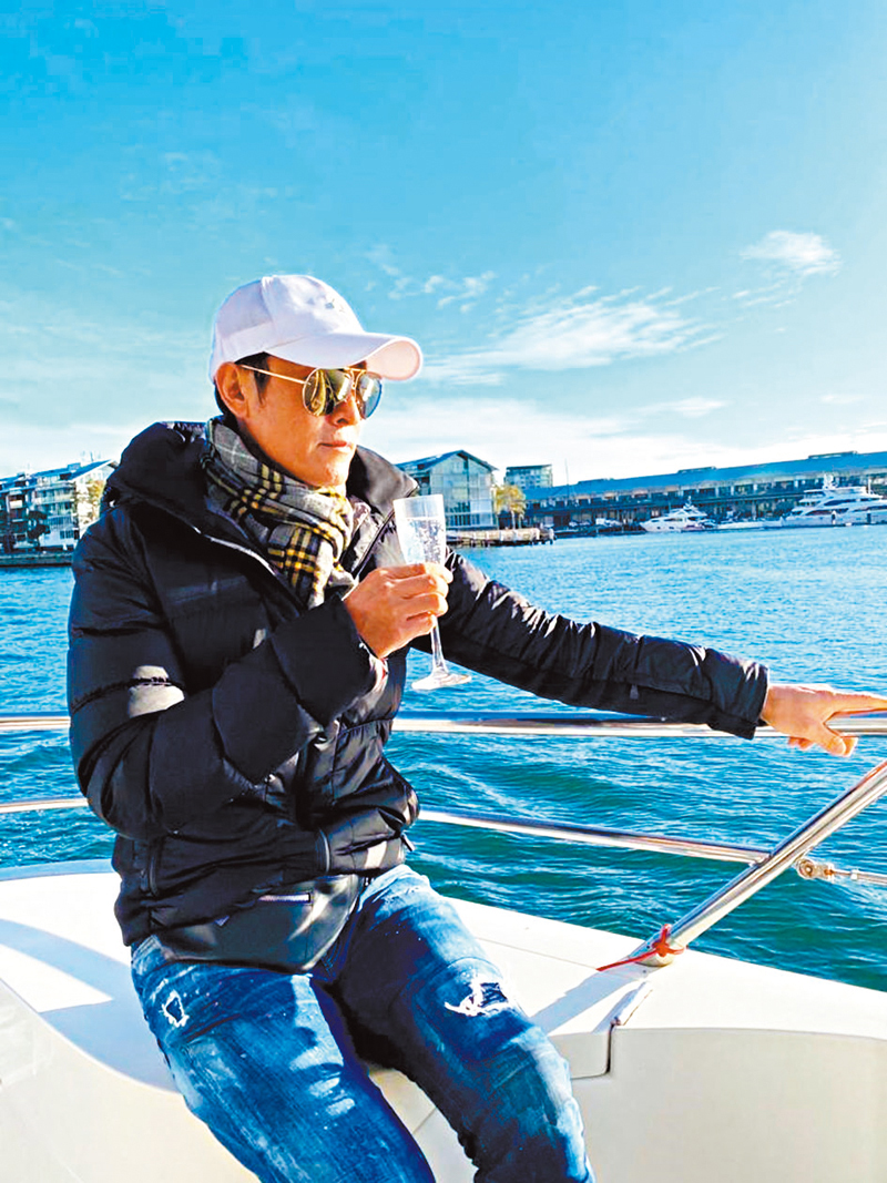 ◆馬德鐘坐在遊艇上嘆世界。