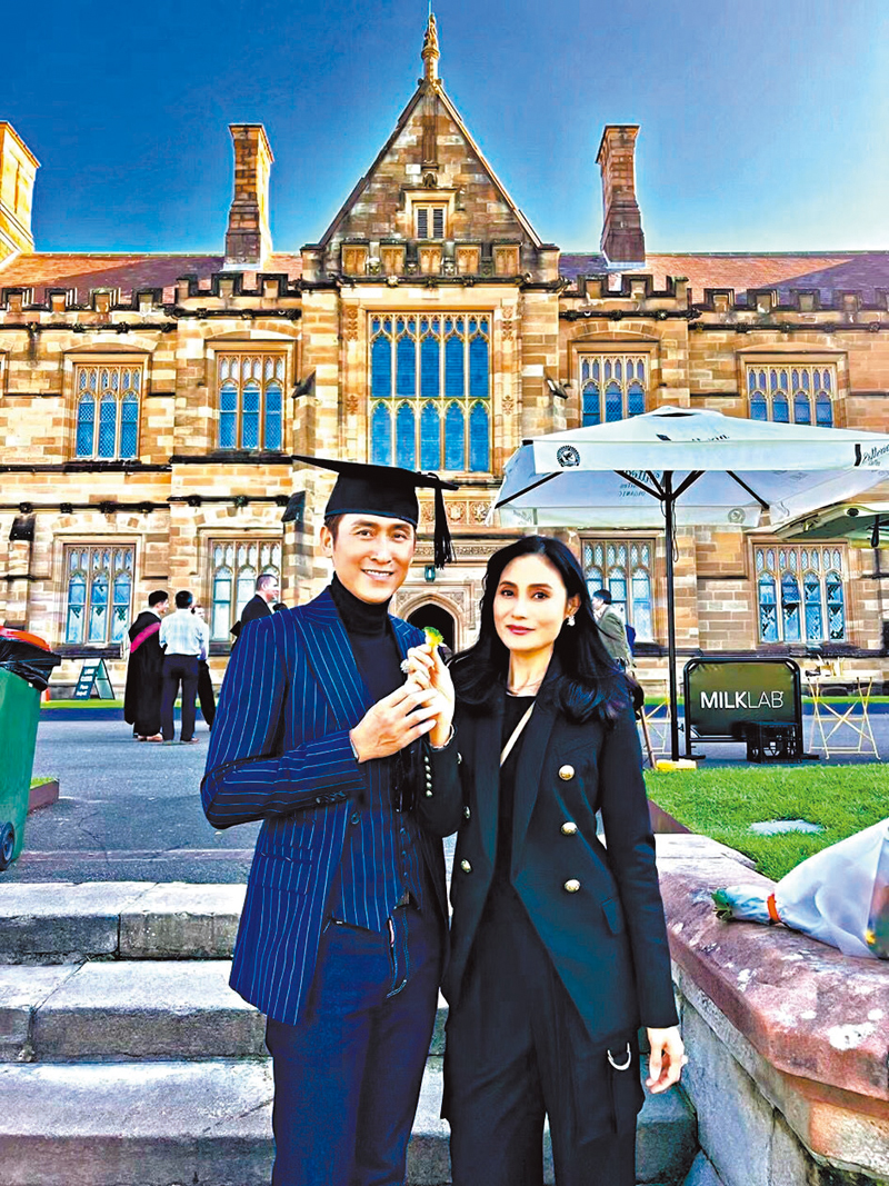 ◆馬德鐘試戴兒子的四方帽。