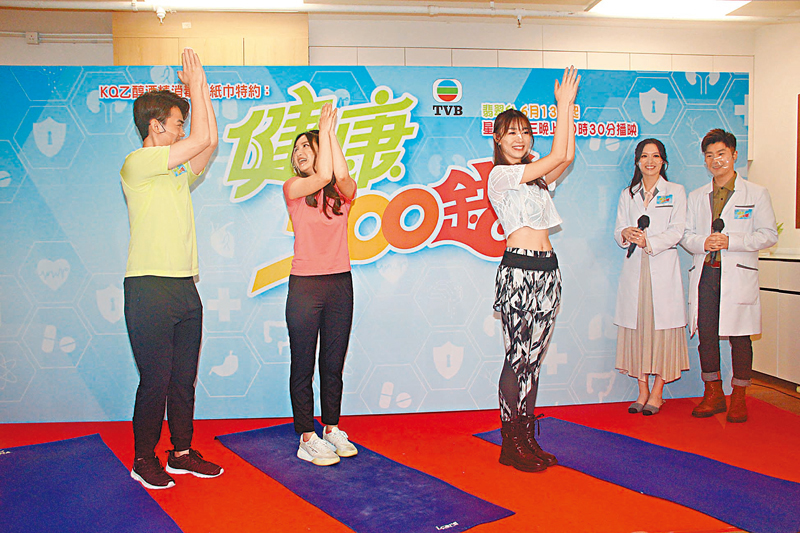 ◆黃嘉雯和關楓馨即時學做健康操。