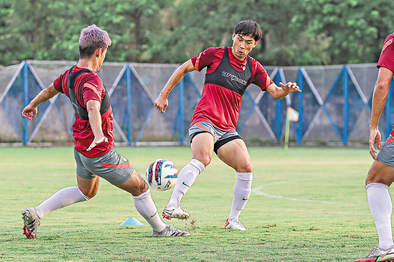 ◆隊長黃洋（右）積極參與訓練。 足總圖片