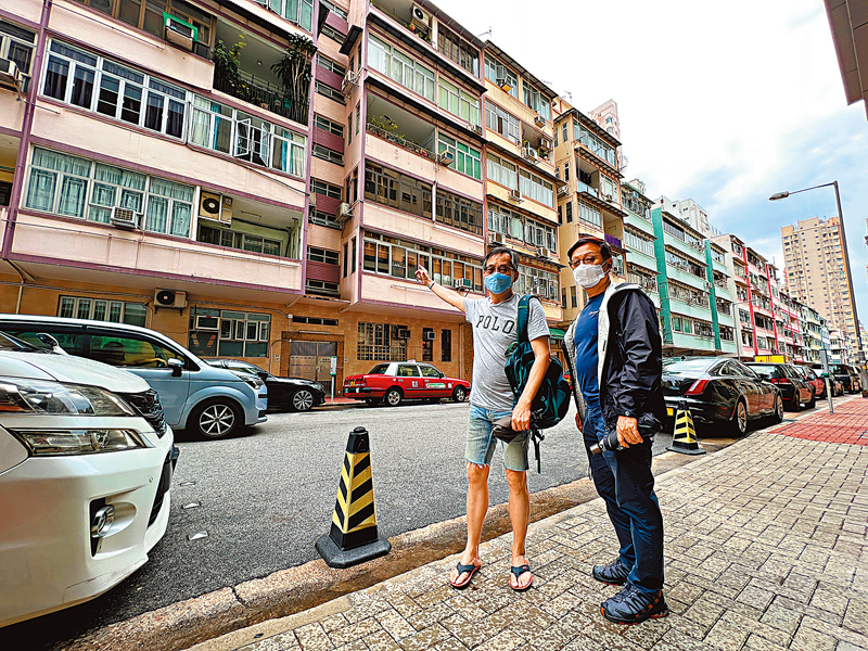 ◆林先生（右）與輝哥（左）一致贊同重建公務員合作社樓宇。 香港文匯報記者  攝