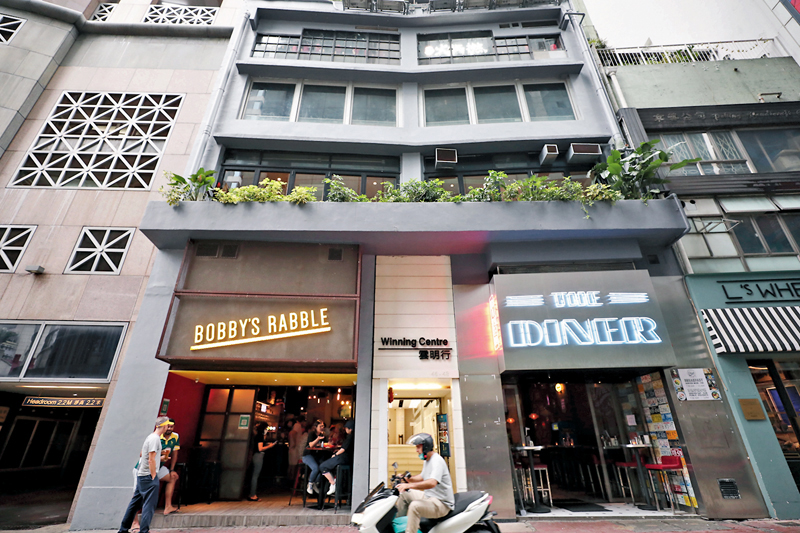 ◆中環雲咸街46至48號二樓Racks City爆疫，共18人感染，樓下是另外兩間酒吧。香港文匯報記者  攝