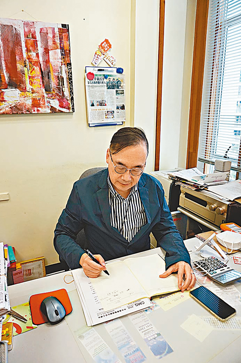 ◆何重恩面對海量工作，從未感到有壓力，他反而樂在其中。