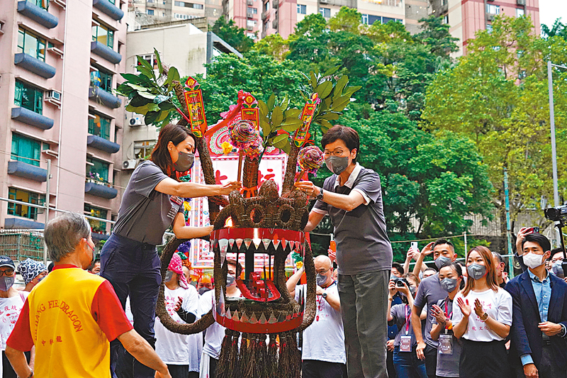 ◆林鄭月娥（右）為火龍進行點睛儀式。香港文匯報記者  攝