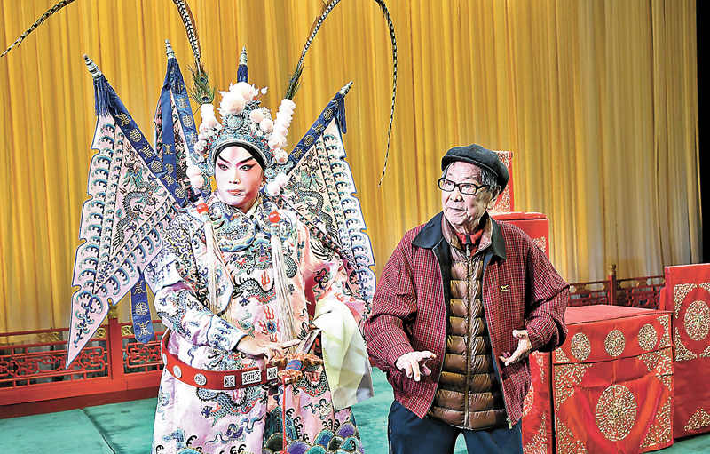 ◆李幼斌老師（右）為優秀青年演員李獻科（左）作指導。