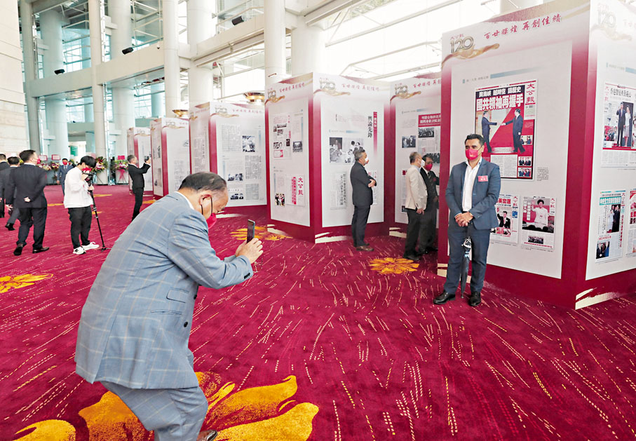 ◆觀眾紛紛在圖片展拍照留念。 香港文匯報記者  攝