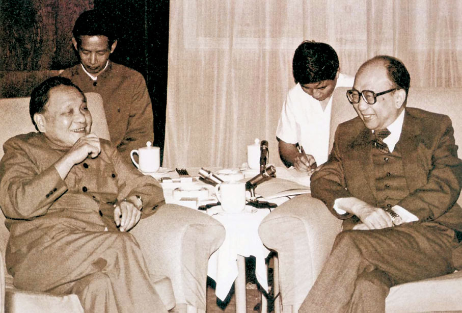 ◆1982 年，鄧小平在北京會見《大公報》社長費彝民等 12 人，宣布中國將收回香港。