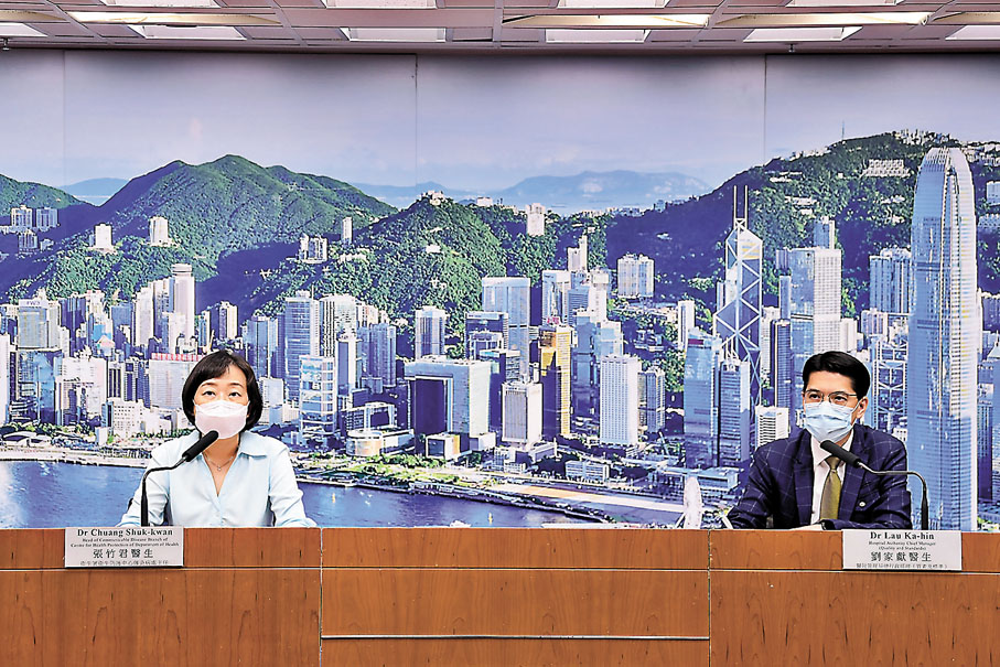 ◆張竹君（左）表示，目前疫情非局部地方有聚集性爆發，而是全港散發式增加。劉家獻（右）指昨日新增3宗危殆個案。 中通社