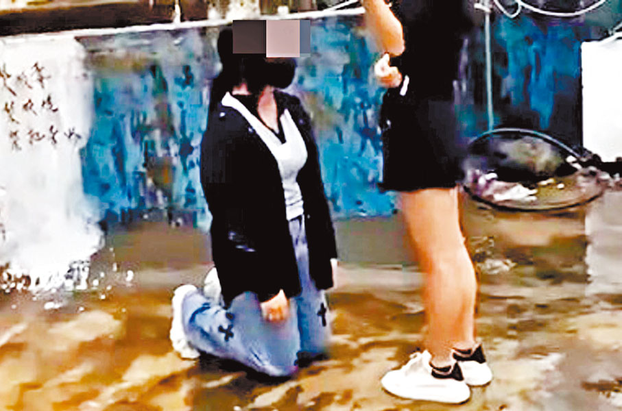 ◆少女跪地被掌摑欺凌。 網上截圖