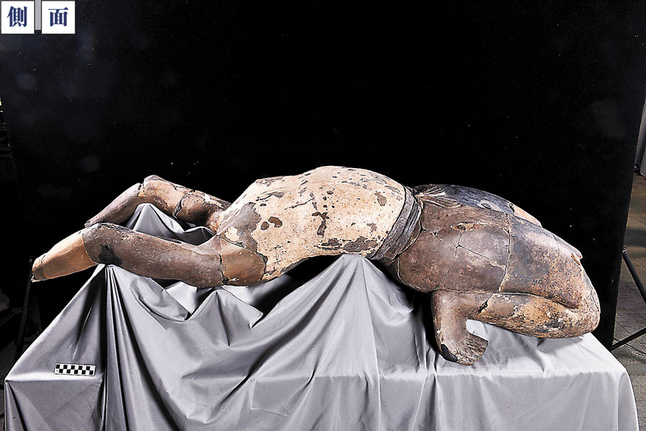 ◆「仰臥俑」的姿態在兵馬俑中獨一無二。圖為「仰臥俑」側面姿態，左邊為其上半身。受訪者供圖