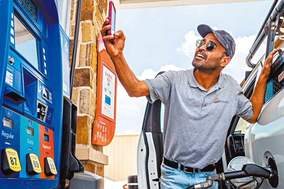 ◆得州一名司機入油後用手機拍下油錶照片，打算傳給朋友。法新社