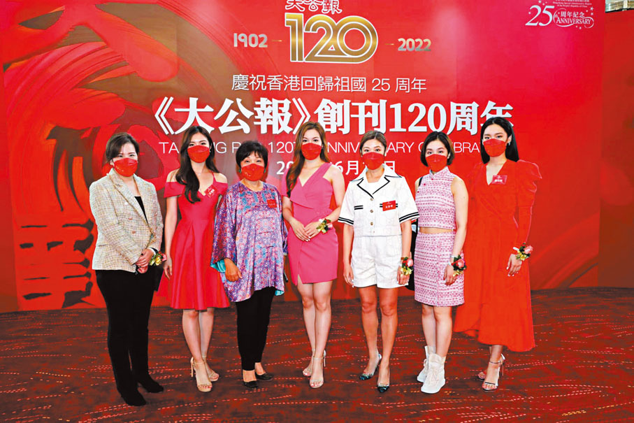 ◆左起：TVB傳訊部總監黃德慧、應屆港姐亞軍梁凱晴、企業家朱李月華、應屆港姐冠軍宋宛穎、97年港姐冠軍翁嘉穗、粵劇界藝術家謝曉瑩及應屆最上鏡小姐楊培琳出席慶祝《大公報》創刊120周年活動。