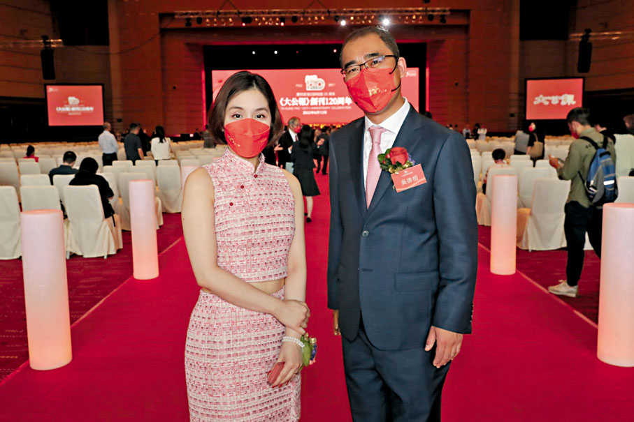 ◆粵劇界藝術家謝曉瑩與大文集團副總編輯吳德祖。文匯報記者彭子文  攝