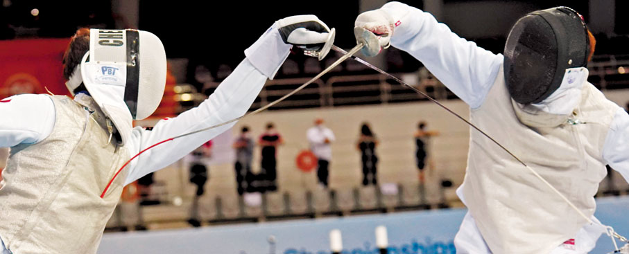 ◆張家朗（左）在比賽中與對手互相刺中。FIE圖片