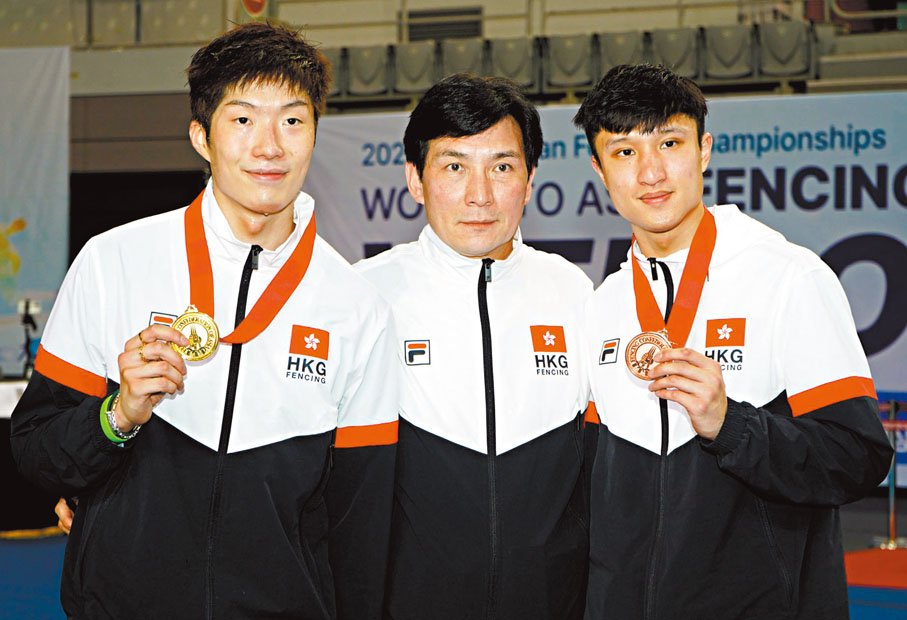 ◆張家朗（左）、蔡俊彥（右）與劍擊隊總教練鄭兆康合影。 FIE圖片