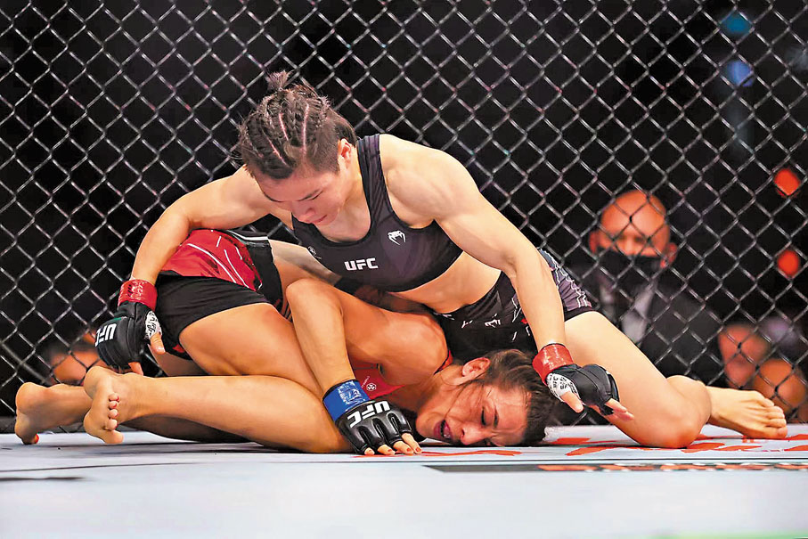 ◆ 張偉麗（上）成功壓制喬安娜。 新華社