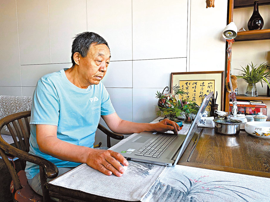 ◆肖紅在電腦上做設計工作。受訪者供圖