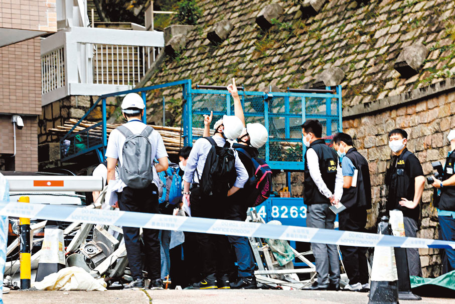 ◆意外後，警方及勞工處人員到場調查意外原因。香港文匯報記者 攝