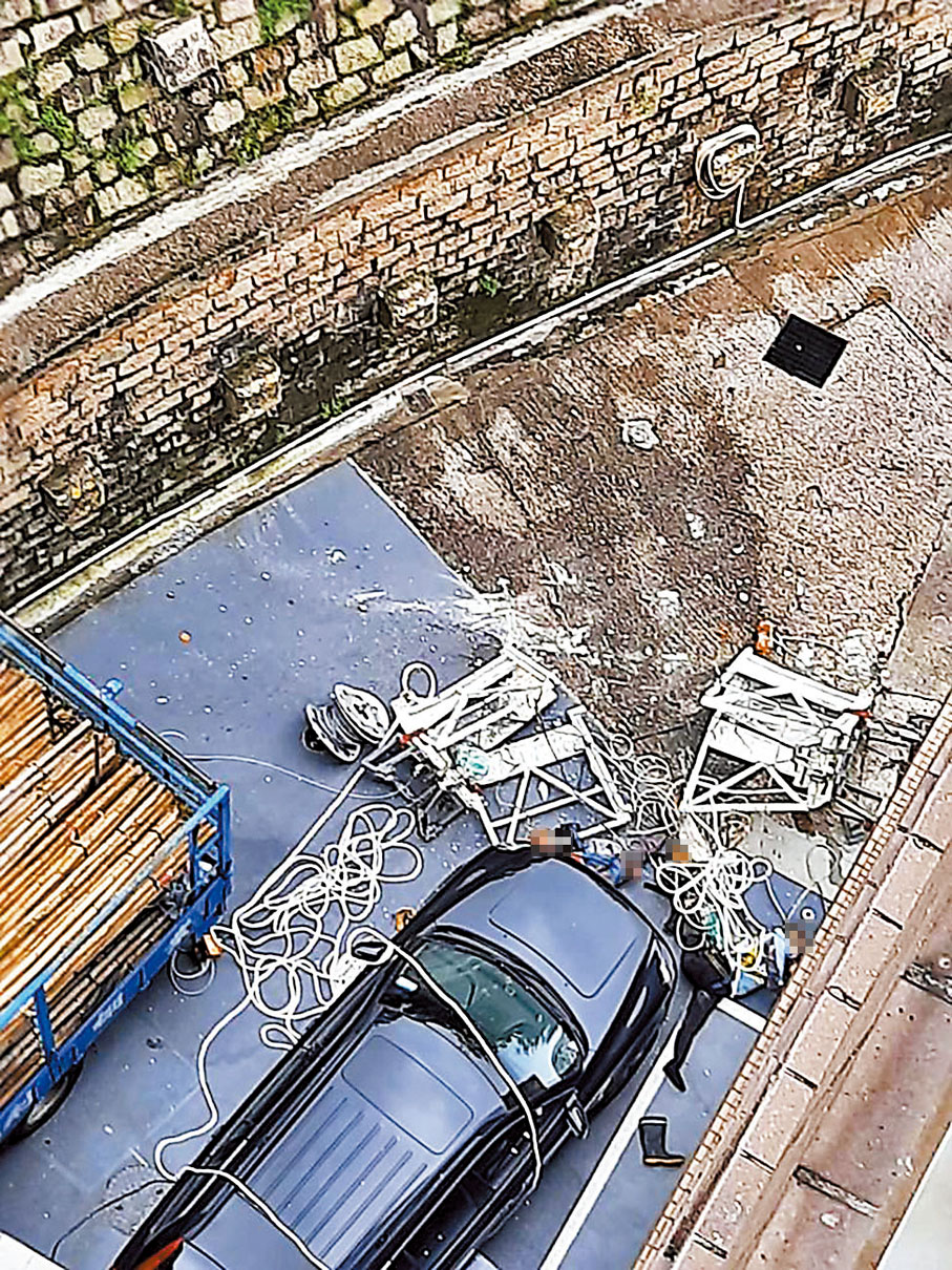 ◆兩名檢測工人隨吊船由20樓高處墮下地面，當場死亡。讀者提供