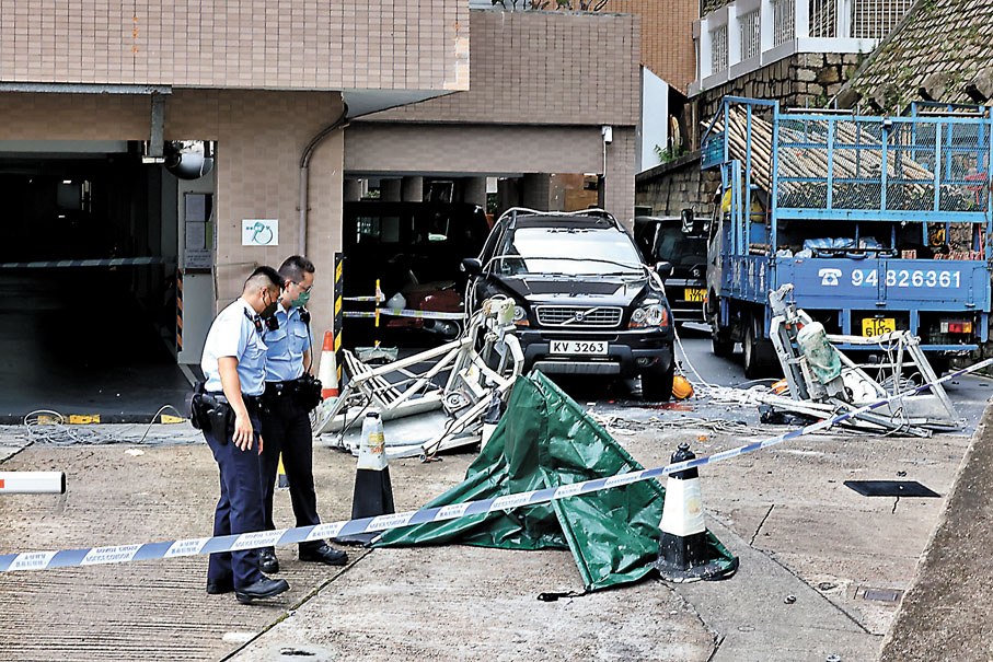 ◆警員用帳篷遮蓋死者遺體，肇事吊船一分為二嚴重損毀。香港文匯報記者 攝