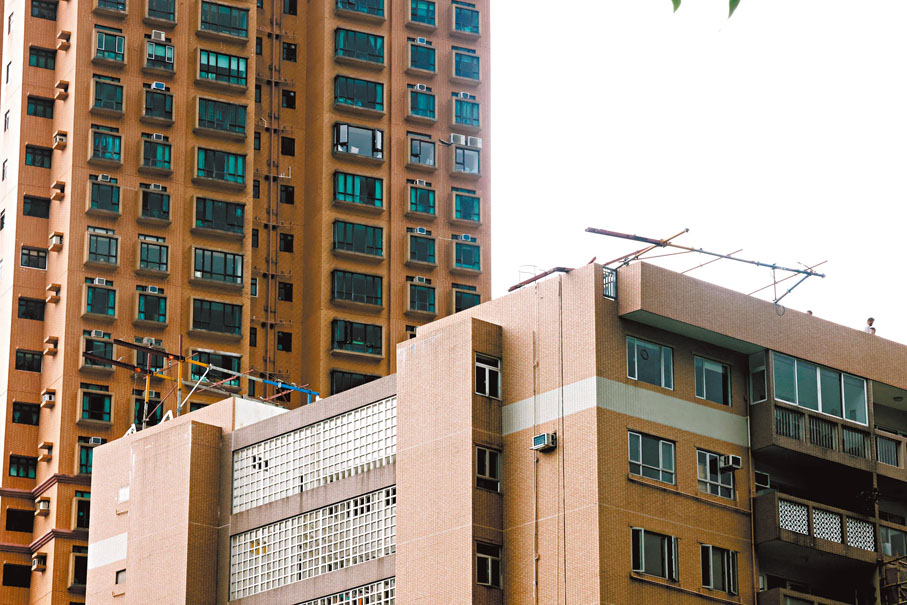 ◆調查人員登上大廈天台視查。香港文匯報記者 攝