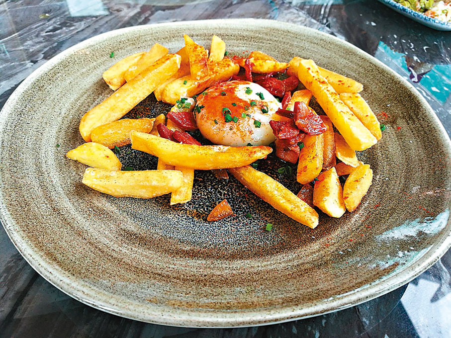 ◆水波蛋配脆薯加辣肉腸