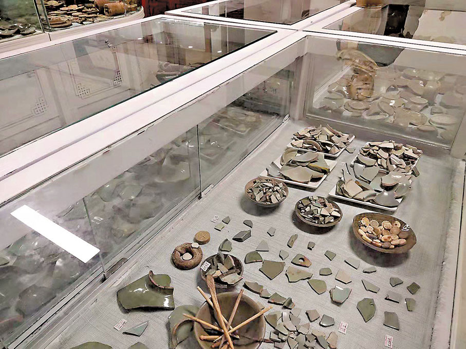 ◆展示刻有「鄭州窯」三字的北宋陶片