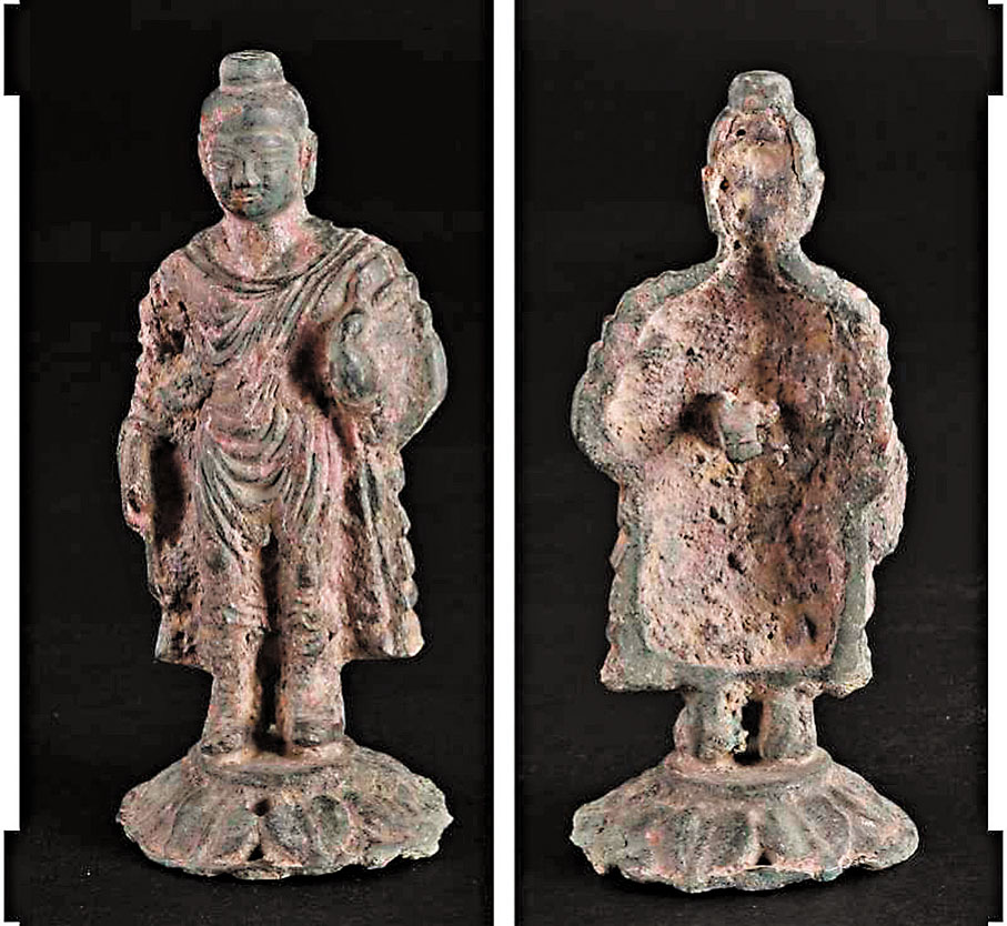 ◆成任墓地M3015出土的金銅銅釋迦牟尼立像（正面、背面）。 圖：中新社