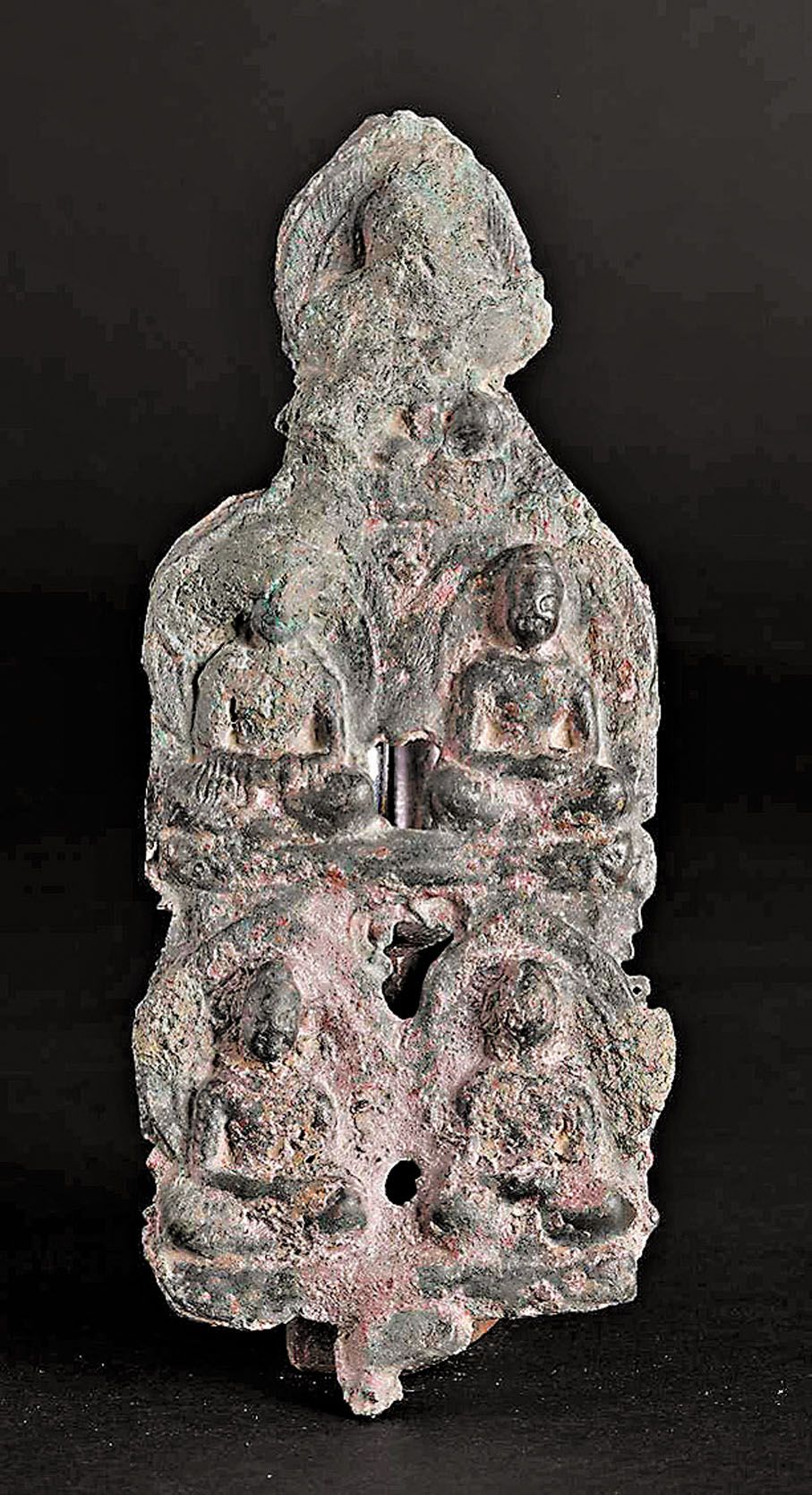 ◆成任墓地M3015出土的金銅五尊佛像。 圖：中新社