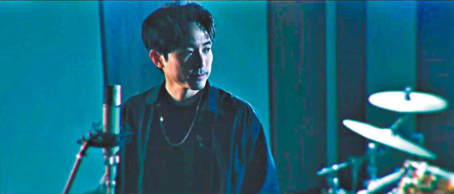 ◆ Alex主唱電影主題曲《追夢者們》。