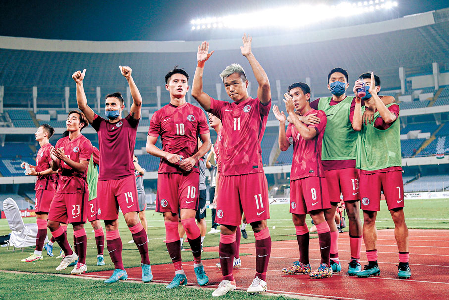 ◆主教練安達臣也十分識做，更帶同全隊去到看台前，全隊手牽手向Jason揮手致謝。 足總圖片