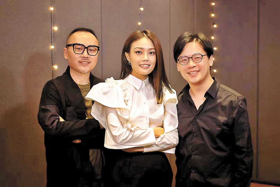 ◆張家誠與陳少琪（左）及容祖兒錄製《前》。