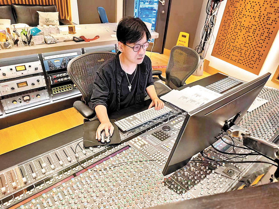 ◆張家誠在北京某錄音室錄製歌曲。