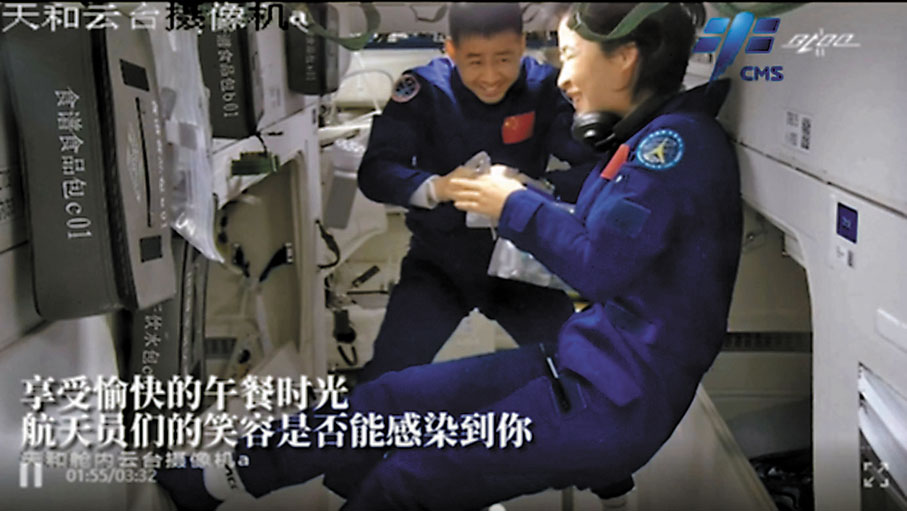 ◆神舟十四號乘組在天和核心艙裏展開工作。圖為午餐後陳冬似乎在講笑話，劉洋在一旁樂不可支。 網上截圖