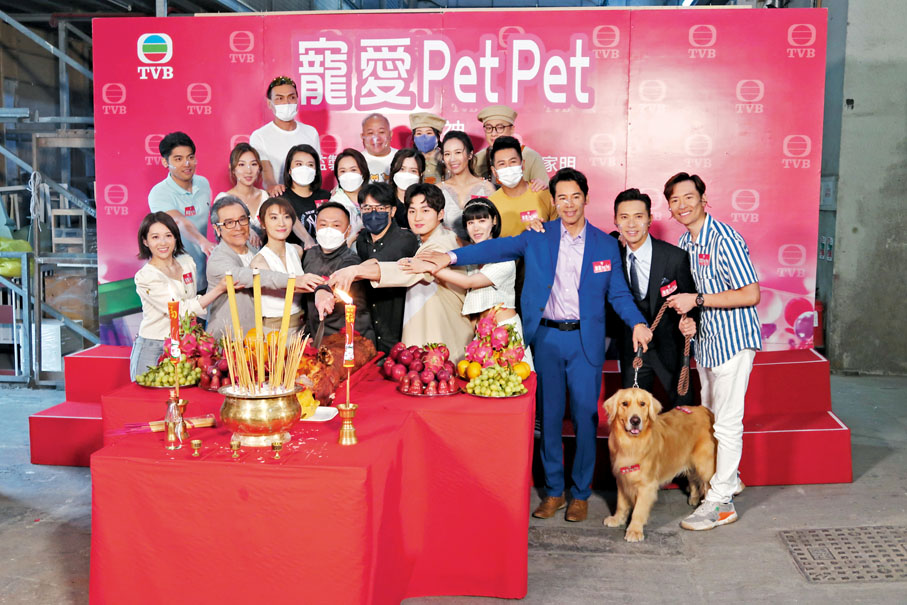 ◆ 一眾藝人參與切燒豬儀式。