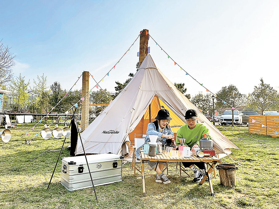 ◆ 遊客在露營地休閒放鬆。