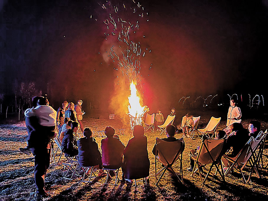 ◆ 篝火晚會吸引夜宿露營地的遊客參與 。
