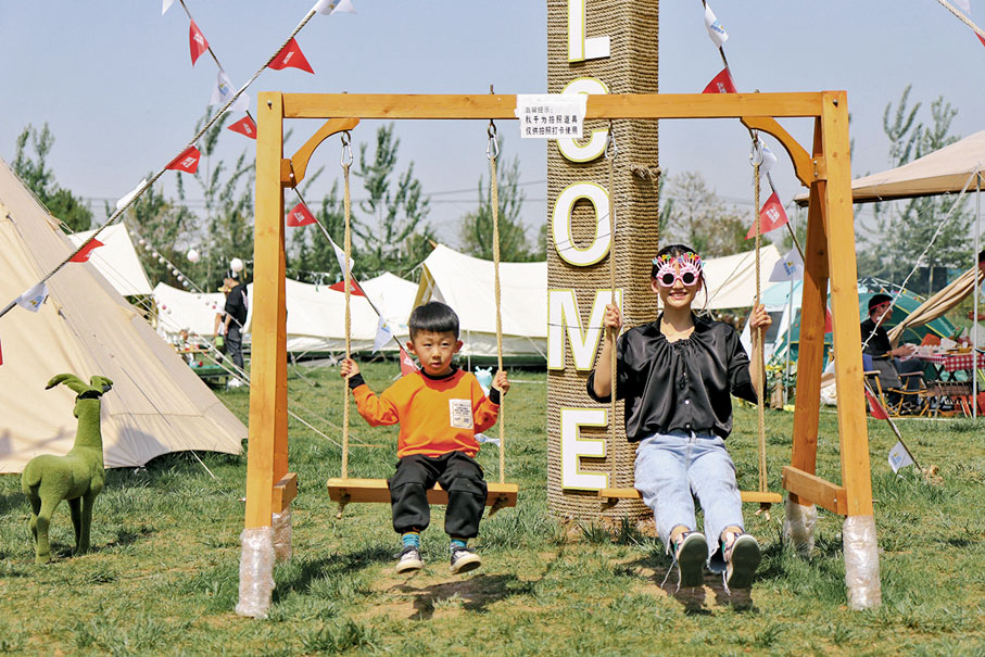 ◆ 帶孩子一起露營成為許多家庭的假期休閒方式 。