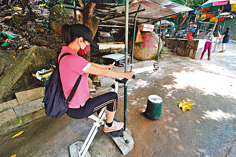◆二手健身單車成為主教山上晨運客的最愛之一。香港文匯報記者  攝