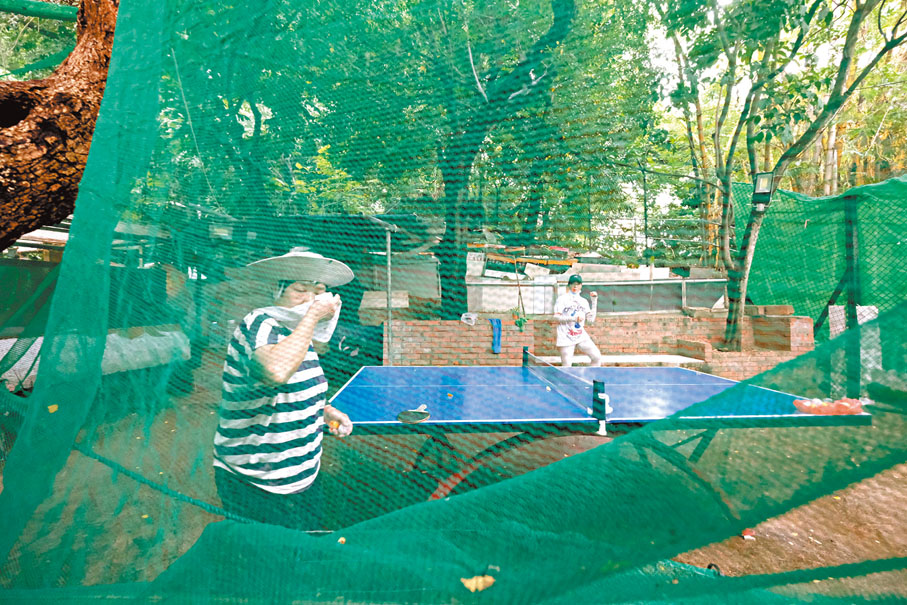 ◆晨運客搬來近30張乒乓球桌，吸引街坊上山切磋球技。香港文匯報記者  攝