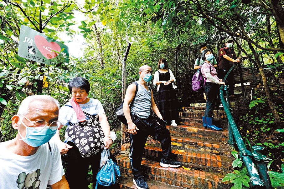 ◆芳姐與一眾義工於2018年自發買來磚頭鋪設一條「同心徑」，方便晨運客登山。 香港文匯報記者  攝