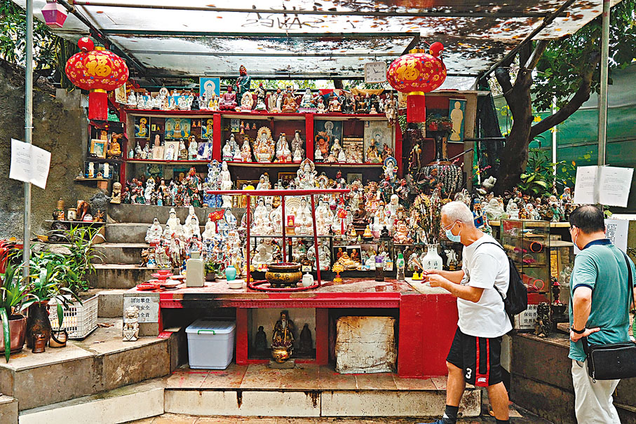 ◆近棠蔭街公園涼亭附近的神壇已擺放數年，月前被當局下令清場。香港文匯報記者  攝