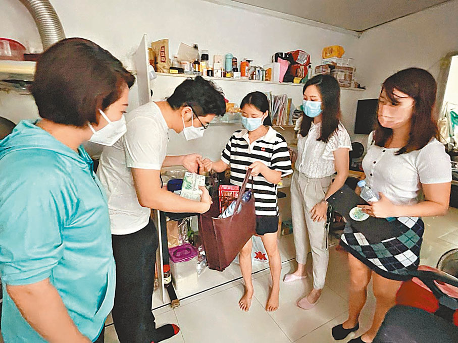 ◆大灣區青總主席吳學明(左二)，副主任王可文(右二)、凌芷欣(右一)與葵青區議員郭芙蓉(左一)向劏房戶送上愛心福袋。