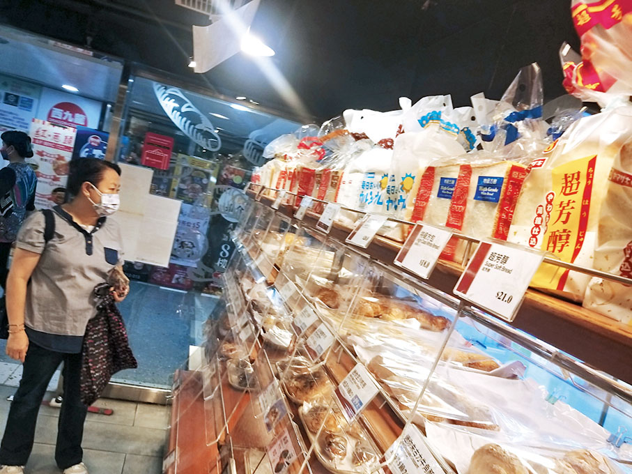 ◆消委會測試市面28款預先包裝的白方包及麥方包，發現平均鈉含量偏高。圖為市民於麵包店內選購麵包。 香港文匯報記者  攝