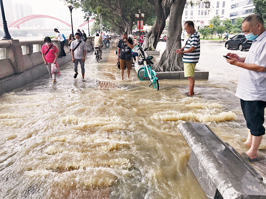 ◆昨日下午，廣州中心城區沿珠江附近路段，洪水漫上地面水泥磚。香港文匯報記者敖敏輝  攝