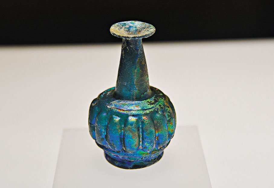 ◆展出的古代伊朗玻璃「長頸瓶」。