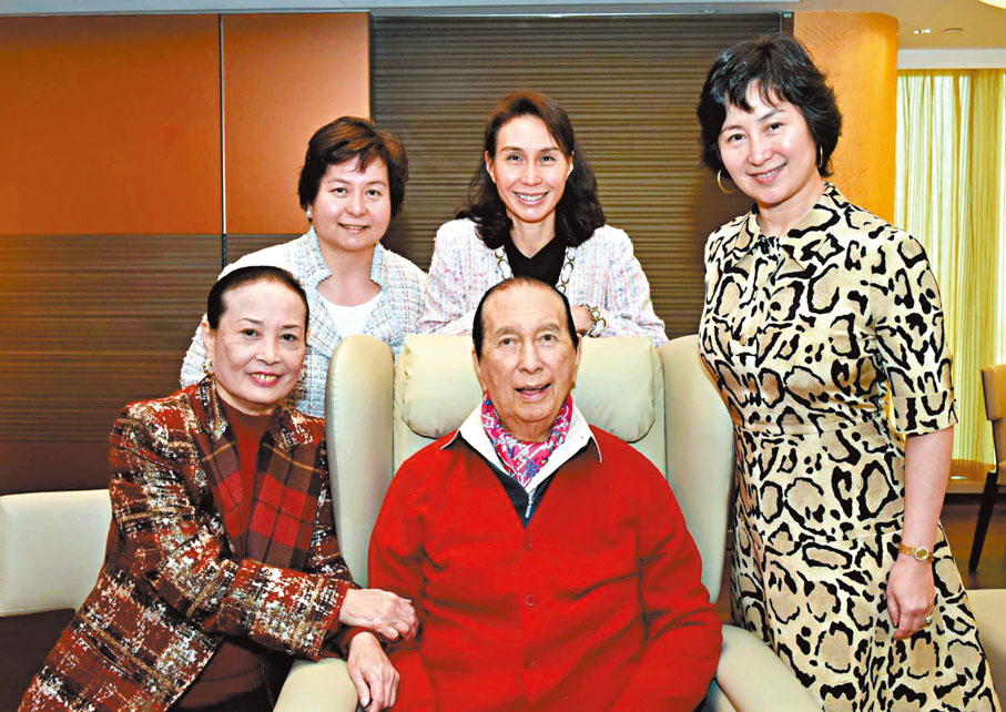 ◆ 藍瓊纓（左）為何鴻燊二太，並生下了五名子女。