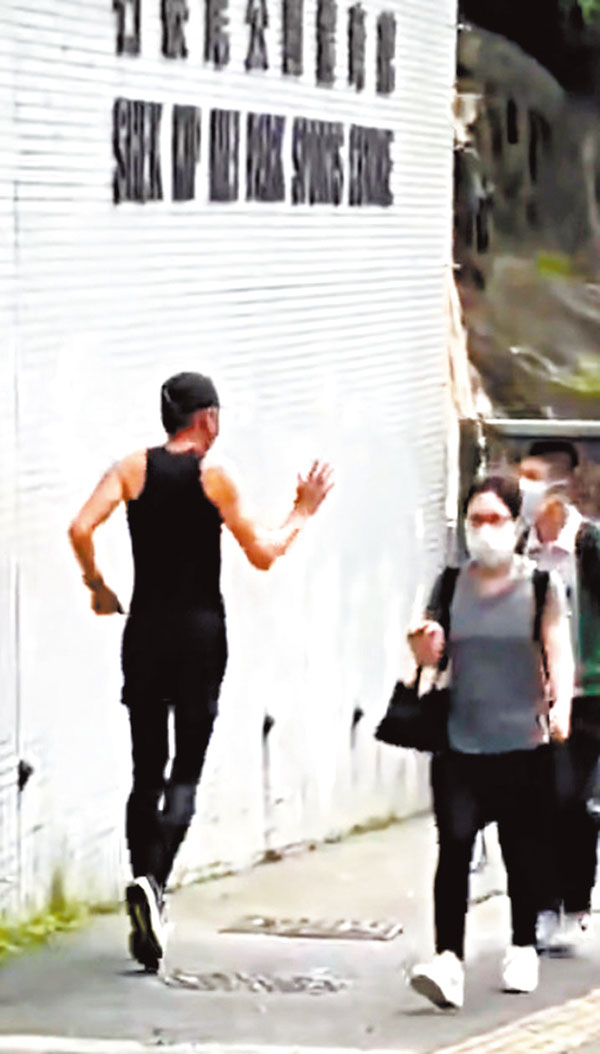 ◆發哥親切地跟路人揮手打招呼。